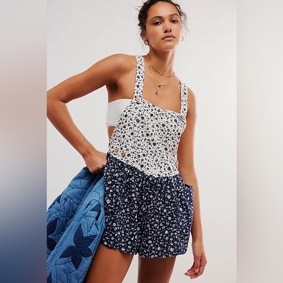 NWOT FREE PEOPLE Palm Bay Printed Shortalls Romper in Blue White Floral Combo - Picture 1 of 8